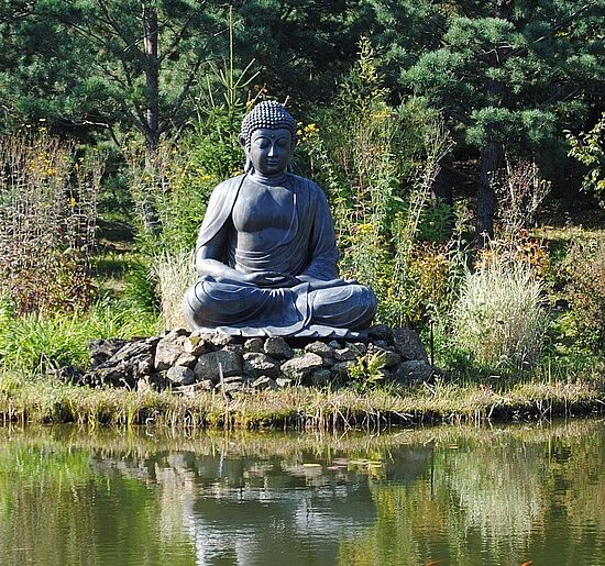 Gute Unterhaltung!
Hubert Treml im Gespräch mit der Meditationslehrerin Christine Häcker über Buddhismus und Christentum