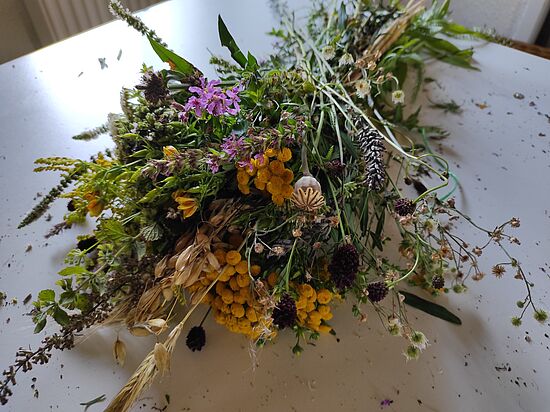 Kräuterbüschel und Kränze binden